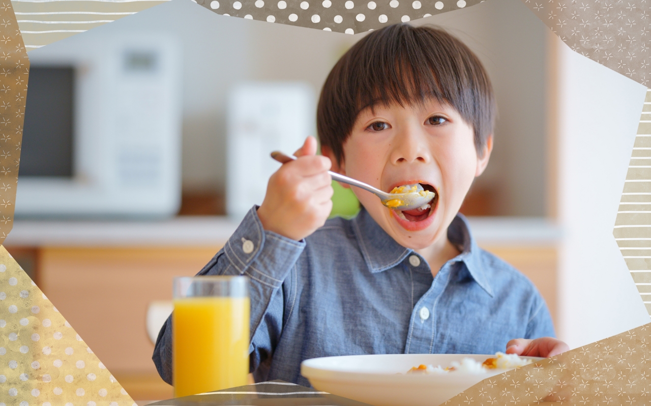 美味しいご飯を食べる男の子