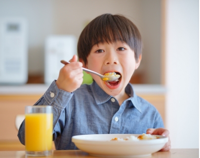 一生懸命ご飯を食べる男の子